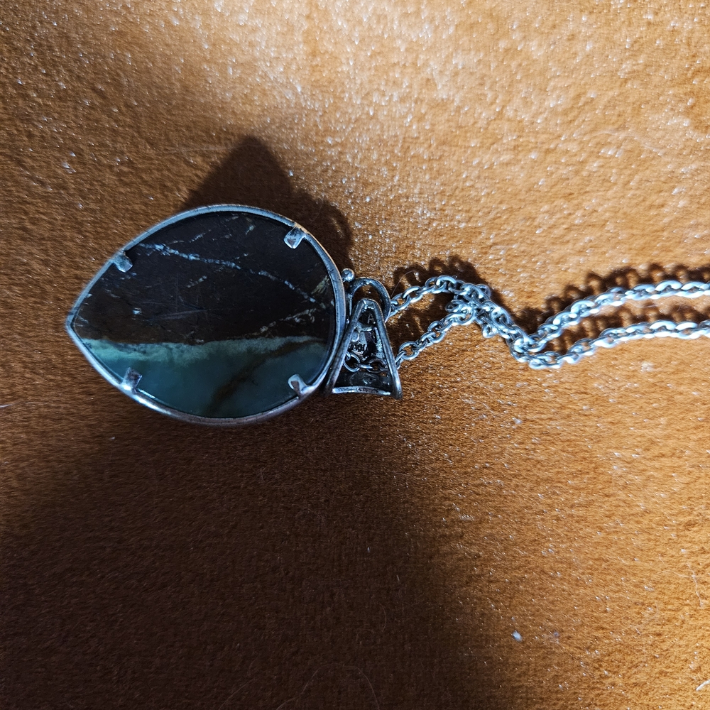 Elegant Silver and Brown Pendant Necklace - Picture 3 of 12
